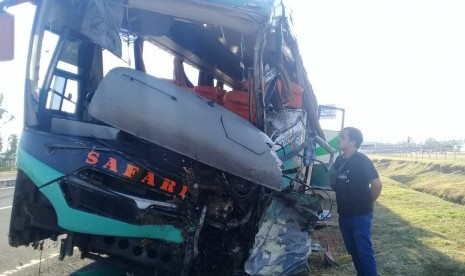 Bus Safari yang memicu kecelakaan beruntun yang menewaskan 12 orang di KM 150.900 Tol Cipali Kabupaten Majalengka, Senin (17/6). 