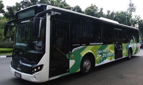 Bus Scania berkeliling Kota Jakarta saat uji coba Scania Low Entry City Bus di Jakarta, Jumat (11/3).