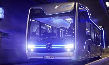 Bus Semi-Otomatis yang diproduksi Mercedes-Benz