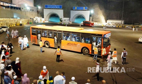 Bus Shalawat 24 jam melayani jamaah haji Indonesia 