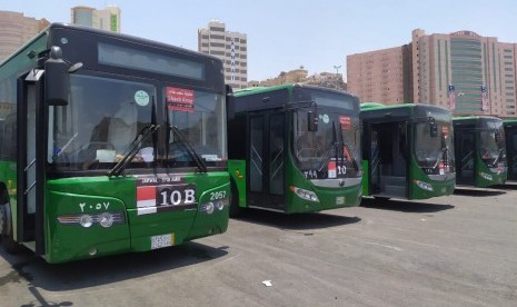  Ini Layanan Jamaah Haji di Dalam dan Luar Negeri. Foto:  Bus shalawat yang melayani rute dari pemondokan ke Masjidil Haram, Makkah, Senin (5/8). Terminal Syib Amir melayani enam rute, antara lain Syisyah  Rawda, dan Jarwal. 