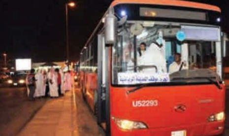 Bus Shutle melayani jamaah Masjid Nabawi.