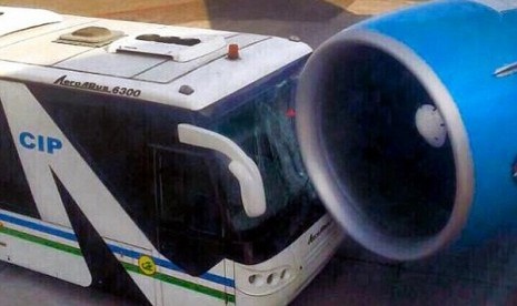 Bus tabrak pesawat di bandara Tashkent, Uzbekistan