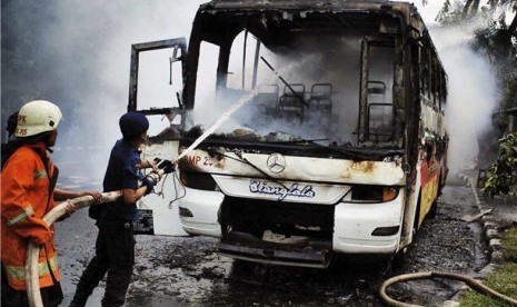 Bus terbakar (ilustrasi). Sebuah bus penumpang hangus terbakar di kawasan Cisoka, Kabupaten Tangerang, Banten, Senin (1/3/2022) pagi.