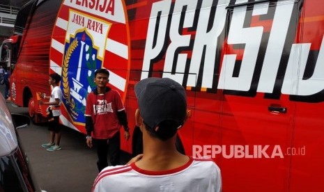 Bus tim Persija diserbu jakmania sebagai latar untuk berswafoto di Stadion GBK. Ketum Jakmania yakin pemprov akan lebih efektif memonitor suporter nakal