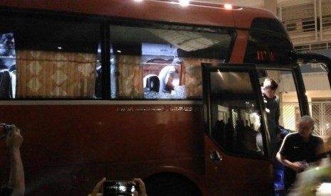 Bus timnas Indonesia yang dilempari batu oleh pendukung timnas Vietnam.