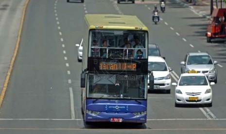 Bus tingkat gratis melintas di Jalan M.H Thamrin, Jakarta Pusat, Jumat (22/8). (Republika/Raisan Al Farisi)