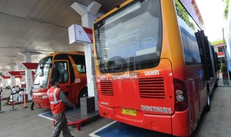   Bus Trans Jakarta tengah mengisi bahan bakar gas (BBG)  di Stasiun Pengisian BBG (SPBBG) di Mampang Prapatan, Jakarta, Kamis (16/5).   (Republika/Aditya Pradana Putra)