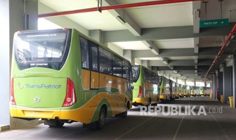 Bus Trans Patriot yang berada di Stadion Patriot Candrabhaga Kota Bekasi saat ini masih belum beroperasi karena belum adanya operator pengelola. Pemkot Bekasi masih melakukan lelang perusahaan untuk menjadi operator.