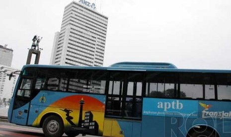 Bus TransJakarta Angkutan Perbatasan Terintegrasi Busway (APTB) jurusan Bekasi-Jakarta melintas di Jalan MH. Thamrin, Jakarta Pusat, Senin (3/6). 