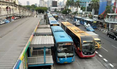 Bus Transjakarta antre menurunkan penumpang di Terminal Harmoni Jakarta pada Selasa (2/9).