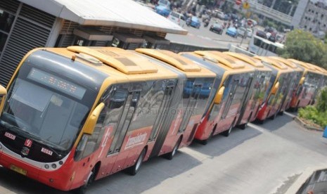 Bus TransJakarta antri untuk mengangkut penumpang di Halte Harmoni, Jakarta Pusat, Kamis (27/3).