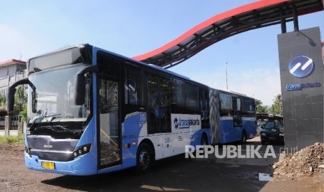 Bus Transjakarta baru saat peluncuran di Jakarta, Senin (18/4).  (Republika / Yasin Habibi )