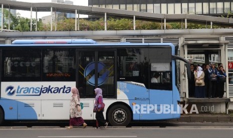 Bus Transjakarta di halte Dukuh Atas, Jakarta, Jumat (8/4). 