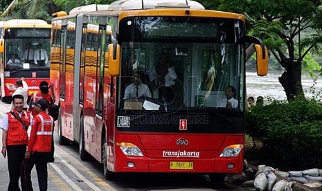 Bus Transjakarta gandeng atau articulated terparkir di Halte TransJakarta Ancol saat peluncuran, Jakarta Utara, Rabu (22/1). Pemerintah Provinsi DKI Jakarta kembali melakukan penambahan sebanyak 30 armada bus Transjakarta gandeng atau articulated bus denga