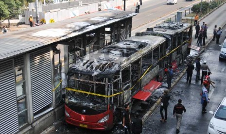 Bus Transjakarta Jurusan Kota-Blok M terbakar di Halte Masjid Agung Jalan Sisingamangaraja, Jakarta Selatan, Kamis (28/8). Bus yang baru beroperasi selama tujuh bulan ini diduga terbakar akibat korsleting pada mesin.