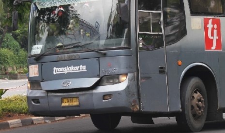 Bus TransJakarta keluaran 2004 melintas di Jalan Rasuna Said, Jakarta Pusat, Ahad (14/12). 