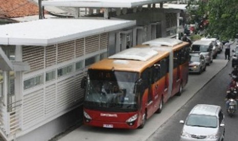 Bus Transjakarta ketika berhenti di salah satu halte.