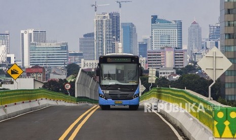 Bus Transjakarta Koridor 13 Tendean-Ciledug melintasi halte CSW di kawasan Jalan Sisingamangaraja, Jakarta, Selasa (17/4).