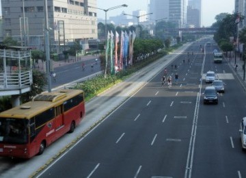 Bus Transjakarta melaju dengan tenang di kawasan Thamrin, Jakarta, Rabu (31/8).