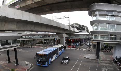 Bus TransJakarta melintas di dekat Halte TransJakarta Centrale Stichting Wederopbouw (CSW) di Jalan Sisingamangaraja, Kebayoran Baru, Jakarta. Transjakarta akan memberikan tarif spesial Rp 1 di hari jadi DKI Jakarta besok.