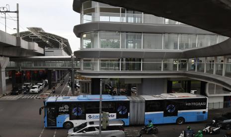 Bus TransJakarta melintas di dekat Halte TransJakarta Centrale Stichting Wederopbouw (CSW)?di Jalan Sisingamangaraja, Kebayoran Baru, Jakarta, Rabu (8/6/2022). Dinas Perhubungan (Dishub) DKI Jakarta menyiapkan tarif integrasi angkutan umum, antara lain Bus TransJakarta, kereta MRT, dan kereta LRT sebesar Rp10.000 yang rencananya diberlakukan pada akhir Juni 2022 setelah mendapatkan persetujuan dari Komisi B DPRD DKI Jakarta