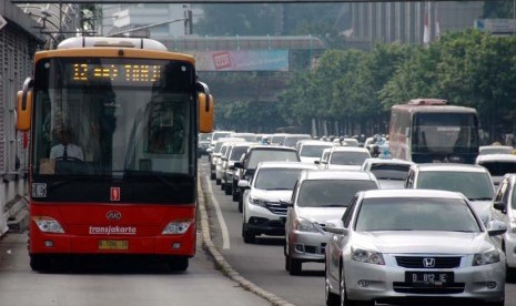 Bus TransJakarta melintas di Jalan MH. Thamrin, Jakarta Pusat, Senin (2/6).