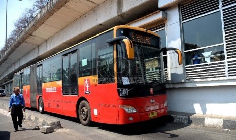 Bus Transjakarta memasuki halte penumpang di Terminal Kampung Melayu, Jakarta, Selasa (4/8).