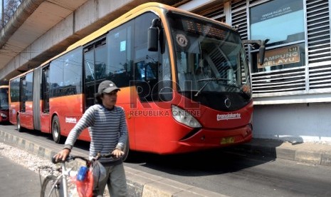 Bus Transjakarta memasuki halte penumpang di Terminal Kampung Melayu, Jakarta, Selasa (4/8).