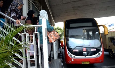 Bus Transjakarta memasuki halte penumpang di Terminal Kampung Melayu, Jakarta, Selasa (4/8).