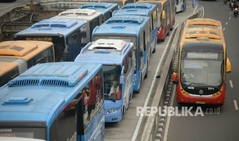  Bus transjakarta menurunkan dan mengangkut penumpang saat berada di Halte Harmoni, Jakarta, Rabu (4/11).