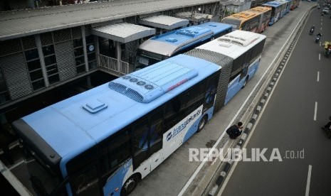  Bus transjakarta menurunkan dan mengakut penumpang saat berada di Halte Harmoni, Jakarta, Rabu (4/11). 