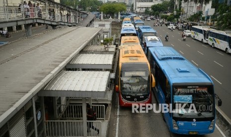 Bus transjakarta menurunkan dan mengakut penumpang saat berada di Halte Harmoni, Jakarta, Rabu (4/11).