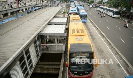 Bus transjakarta menurunkan dan mengakut penumpang saat berada di Halte Harmoni, Jakarta, Rabu (4/11).