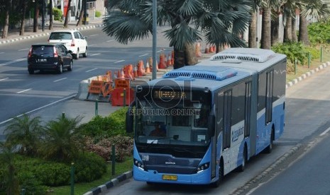  Bus transjakarta merek Scania mulai diuji coba beroperasi di jalan MH.Thamrin, Jakarta Pusat, Ahad (19/7).  (Republika/Rakhmawaty La'lang)