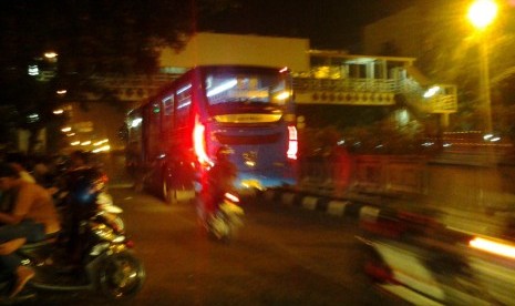 Bus Transjakarta rute Manggarai-UI, usai berhenti di Halte Pasar Minggu.