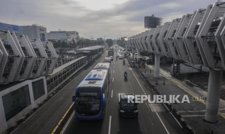 Bus Transjakarta saat melintas di kawasan Rawamangun, Jakarta, Rabu (23/3/2022).