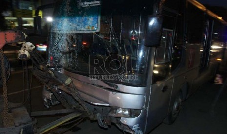 Bus TransJakarta tabrak pembatas jalan di Gandaria, Jakarta Selatan