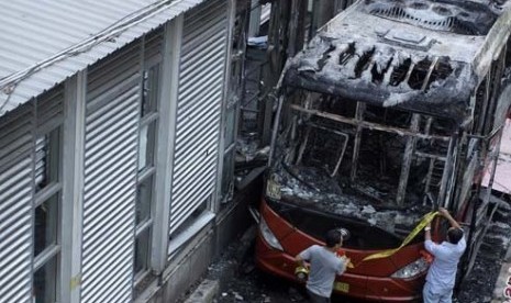 Bus Transjakarta terbakar.