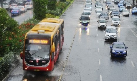 Bus TransJakarta terbaru merek Zhongthong melaju di busway koridor I Jakarta Kota-Blok M di Jalan MH Thamrin, Jakarta Pusat, Jumat (4/1). 