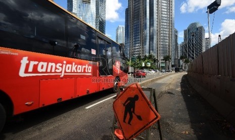 Bus TransJakarta terpaksa harus mengambil jalur umum akibat penutupan jalur busway di Jalan Sudirman, Jakarta Selatan, Selasa (28/4).  (Republika/Raisan Al Farisi)