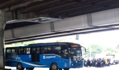 Bus Transjakarta yang melewati perempatan ITC Cempaka Mas pukul 16.00 WIB, Senin (20/3) menarik perhatian pengendara karena suara klaksonnya.