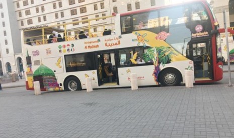 Bus wisata keliling kota Madinah.