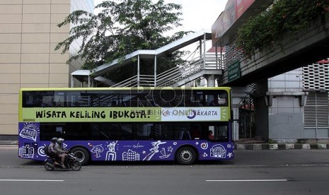 Bus wisata melintas di Jalan Thamrin saat uji coba dan sosialisasi kepada penumpang di Jakarta, Jumat (21/2). 