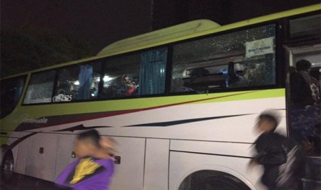 bus yang dirusak sekelompok orang di Tol Kebon Jeruk