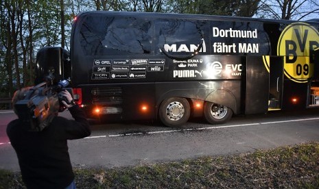 Bus yang ditumpangi tim Borrusia Dortmund tampak rusak akibat ledakan di Dortmund, Jerman, Selasa (11/4).