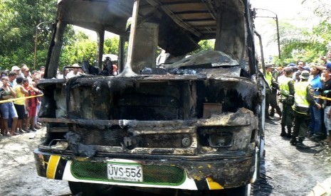 Bus, yang membawa anak-anak menuju gereja, hangus terbakar di Fundacion, Kolombia, Ahad (18/5).