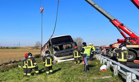 Bus yang membawa sekitar 50 pengungsi Ukraina terbalik di jalan tol di selatan Italia, pada pagi dini hari. 