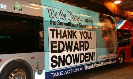 Bus yang menampilkan dukungan terhadap Edward Snowden di Washington