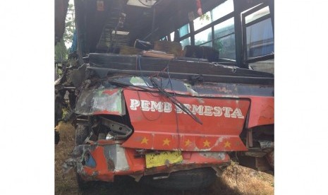 Bus yang rusak akibat tabrakan beruntun di jalan lintas Sumatra tepatnya di Desa Perkebunan Perlabian, Labuhanbatu Selatan 